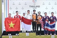 El dúo vietnamita Trinh Thu Vinh y Pham Quang Huy obtiene la medalla de plata en la prueba de pistola de aire a 10 metros por equipos mixtos. (Foto: VNA)