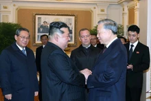 El secretario general del Partido Comunista de Vietnam, To Lam, y el secretario general del Partido del Trabajo de Corea y presidente de la Comisión de Asuntos Estatales del país anfitrión, Kim Jong Un.