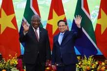 El primer ministro de Vietnam, Pham Minh Chinh, se reúne con el presidente de Sudáfrica, Matamela Cyril Ramaphosa. (Foto: VNA)