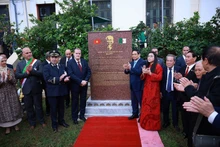 El primer ministro de Vietnam, Pham Minh Chinh, y su esposa, junto con dirigentes argelinos, asisten a la inauguración de una estela conmemorativa en honor al Presidente Ho Chi Minh en Argel. (Foto: VNA)
