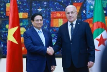 El primer ministro de Vietnam, Pham Minh Chinh, y el presidente de la Asamblea Nacional Popular de Argelia, Ibrahim Boughali. (Foto: VNA)