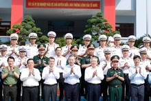 El secretario general del Partido Comunista de Vietnam, To Lam (centro, primera fila), y oficiales de la Región 5 de la Armada. (Foto: VNA)