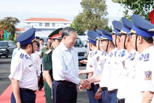 El secretario general del Partido Comunista de Vietnam, To Lam, recibido por oficiales de la Región 4 de la Guardia Costera. (Foto: VNA)