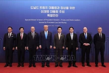 El presidente de Vietnam, Luong Cuong (tercero a la derecha), y líderes participantes en el acontecimiento. (Foto: VNA)