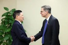 El viceprimer ministro vietnamita Ho Duc Phoc (izquierda) recibe a Carlos Felipe Jaramillo, vicepresidente del Banco Mundial encargado de la región de Asia Oriental y el Pacífico. (Foto: VGP)