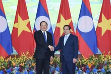 El primer ministro de Vietnam, Pham Minh Chinh, y su par laosiano, Sonexay Siphandone. (Foto: Tran Hai)