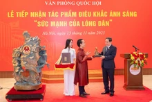 El presidente de la Asamblea Nacional de Vietnam, Tran Thanh Man, y el artesano Bui Van Tu en el acto. (Foto: Nhan Dan)