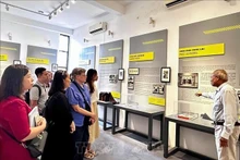 El grupo de trabajo visita el Museo de Fotografía de Lai Xa, en la comuna de Hoai Duc, en Hanói. (Foto: VNA)