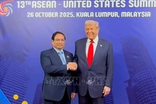 El primer ministro de Vietnam, Pham Minh Chinh, y el presidente de Estados Unidos, Donald Trump, se reúnen al margen de la 13ª Cumbre Asean – Estados Unidos. (Foto: VNA)