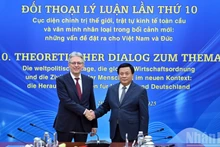 El jefe de la delegación del Partido Comunista de Vietnam, Nguyen Xuan Thang (derecha), y el jefe de la delegación del Partido Socialdemócrata de Alemania, Achim Post.