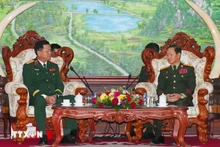 El ministro de Defensa de Laos, teniente general Khamliang Outhakaysone (derecha), recibe al viceministro de Defensa de Vietnam, teniente general Nguyen Truong Thang. (Foto: VNA)