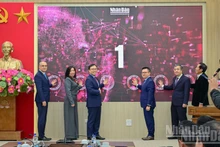 Los delegados lanzan de manera simbólica la publicación digital.