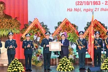 El primer ministro de Vietnam, Pham Minh Chinh, entrega el título “Héroe de las Fuerzas Armadas Populares” a la Fuerza de Defensa Aérea-Antiaérea.