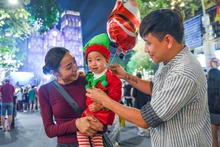 [Foto] Nochebuena 2025 en la capital vietnamita
