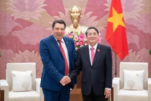 El vicepresidente de la Asamblea Nacional de Vietnam Nguyen Duc Hai (derecha) recibe a Gabriel Petris, cónsul honorario del país indochino en El Pireo (Grecia) y presidente del grupo de energía Aerius. (Foto: quochoi.vn)