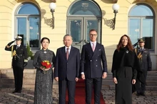 El presidente de Finlandia, Alexander Stubb, y su esposa presiden la ceremonia de bienvenida oficial al secretario general del Partido Comunista de Vietnam, To Lam, y su esposa, que se encuentran de visita oficial en el país nórdico. (Foto: VNA)