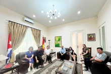 Representantes del equipo de filmación vietnamita se reúnen con el personal de la embajada de Cuba en el país. (Foto: Televisión Nacional de Vietnam)