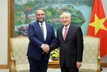 El viceprimer ministro permanente de Vietnam, Nguyen Hoa Binh (derecha), recibe a Timon Gremmels, ministro de Investigación, Arte y Cultura de Hesse. (Foto: VNA)
