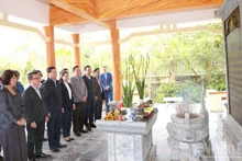 La delegación participa en la ceremonia de colocación de inciensos en la sala memorial del Comité del Partido en los órganos centrales “Dan-Chinh-Dang”. (Foto: Nhan Dan)