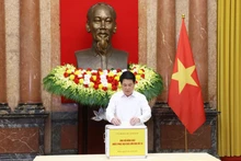 El presidente de Vietnam, Luong Cuong, realiza la donación. (Foto: VNA) 