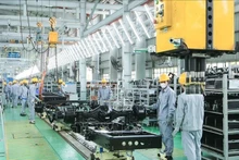 Trabajadores ensamblan automóviles en el Complejo de Producción y Ensamblaje de Automóviles THACO. (Foto: VNA)