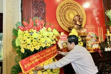 El presidente de la Asamblea Nacional de Vietnam, Tran Thanh Man, rinde homenaje en el Sitio Histórico Nacional Especial dedicado al presidente Ton Duc Thang. (Foto: Nhan Dan)