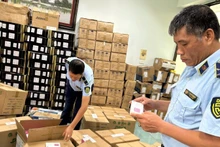 Las fuerzas competentes inspeccionan un establecimiento de producción. (Foto: Nhan Dan)