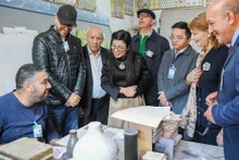 Le Thi Bich Tran, esposa del primer ministro vietnamita, Pham Minh Chinh, en el Centro de Protección Infantil El Biar. (Foto: VOV)