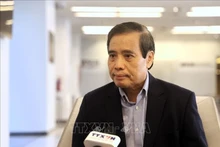 El profesor Vu Minh Khuong, de la Escuela de Políticas Públicas Lee Kuan Yew en Singapur, en la entrevista. (Foto: VNA)