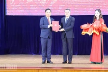 Luong Nguyen Minh Triet (izquierda) recibe la Decisión de nombramiento del Comité Central PCV, otorgada por Le Minh Hung, miembro del Secretariado del Comité Central del PCV y jefe de su Comisión de Organización. (Foto: Nhan Dan)