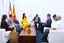 La embajadora de Vietnam en Sri Lanka, Trinh Thi Tam, conversa con el gobernador Nagalingam Vethanayahan. (Foto: Embajada de Vietnam en Sri Lanka)