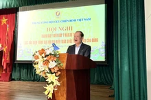El teniente general Be Xuan Truong, vicepresidente del Comité Central del Frente de la Patria de Vietnam y titular de la Asociación de Veteranos de Vietnam, habla en el evento. (Foto: VNA)