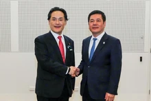 El ministro de Industria y Comercio de Vietnam, Nguyen Hong Dien (derecha), y el ministro de Estado de Economía, Comercio e Industria y ministro de Estado de la Oficina del Gabinete de Japón, Kazuchika Iwata. (Foto: VNA)