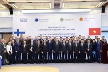 El secretario general del Partido Comunista de Vietnam, To Lam, posa junto con delegados a la cita. (Foto: VNA)