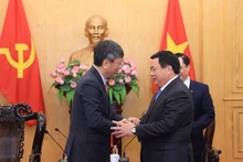 El presidente del Consejo Teórico Central y director de la Academia Nacional de Política Ho Chi Minh, Nguyen Xuan Thang, recibe al embajador de la India en Vietnam, Tshering W. Sherpa. (Foto: VNA)