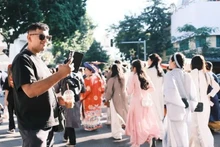 Turistas capturan momentos durante el desfile del Festival de Trajes Vietnamitas en Hanói el 15 de noviembre. (Foto: sggp.org.vn)