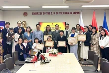 En el acto de premiación. (Foto: Nhan Dan)