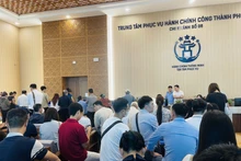 Ciudadanos esperan realizar procedimientos administrativos en la Sucursal No. 08 del Punto de Servicio de Administración Pública de la comuna de Dong Anh, en Hanói. (Foto: VNA)