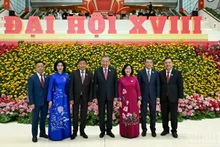 El secretario general del Partido Comunista de Vietnam, To Lam (centro), posa junto a dirigentes del Partido, del Estado y de Hanói.