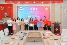 Representantes de la Agencia Vietnamita de Noticias entregan su donativo a la Cruz Roja de Vietnam. (Foto: VNA)
