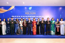 El primer ministro de Vietnam, Pham Minh Chinh, y delegados a la conferencia.