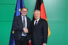 El viceprimer ministro permanente de Vietnam, Nguyen Hoa Binh (derecha), y el vicepresidente del Parlamento Federal de Alemania, Bodo Ramelow. (Foto: VNA)