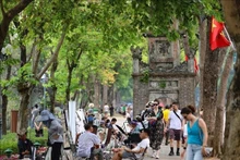 Las calles peatonales que rodean el lago Hoan Kiem son muy frecuentadas por visitantes nacionales e internacionales. (Foto: VNA)