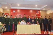 Escena del acto de firma. (Foto: qdnd.vn)