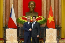 El presidente de Vietnam, Luong Cuong, se reúne con el titular del Senado de la República Checa, Milos Vystrcil.