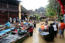 El casco antiguo de Hoi An queda sumergido por lluvias intensas y prolongadas. (Foto: VNA)