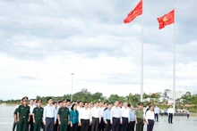 La delegación del Comité Central del Partido Comunista de Vietnam encabezada por el secretario general del Partido, To Lam, en el acto de homenaje. (Foto: VNA)