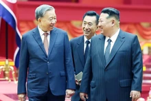 El secretario general del Partido del Trabajo de Corea y presidente de la Comisión de Asuntos Estatales del país anfitrión, Kim Jong Un, recibe al secretario general del Partido Comunista de Vietnam, To Lam. (Foto: VNA)
