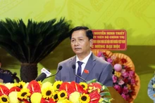 El secretario del Comité del Partido en Vinh Long para el mandato 2025-2030, Tran Van Lau, interviene en la cita. (Foto: VNA) 