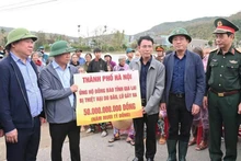 Representantes de Hanói entregan asistencia financiera de manera simbólica a la provincia de Gia Lai. (Foto: vov.vn)